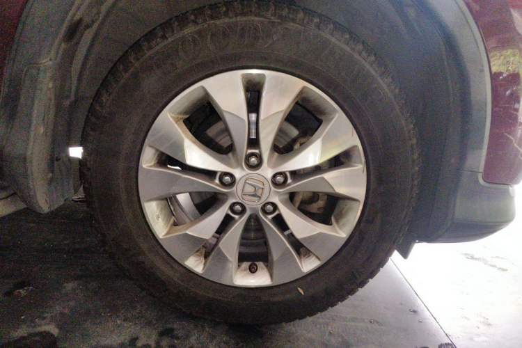 Used Honda CR-V 2013 2.4L four-wheel drive luxury version Right Front Wheel Hub