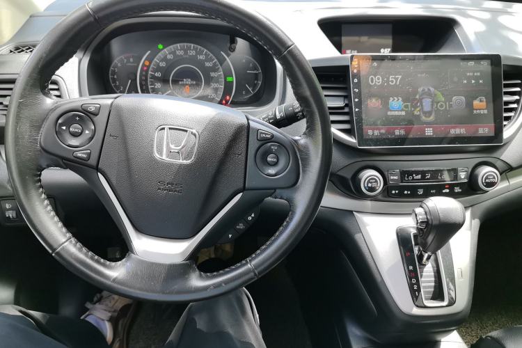 Used Honda CR-V 2013 2.4L two-wheel drive luxury version Center Console