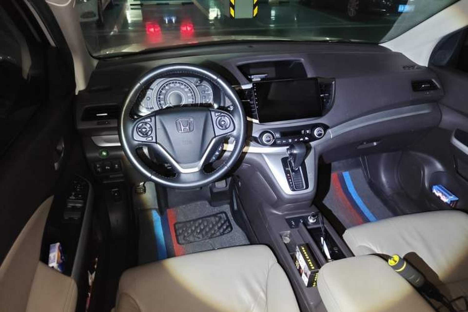 Used Honda CR-V 2013 2.4L two-wheel drive luxury version Center Console