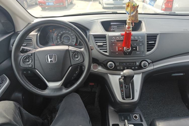 Used Honda CR-V 2013 2.4L two-wheel drive luxury version Center Console