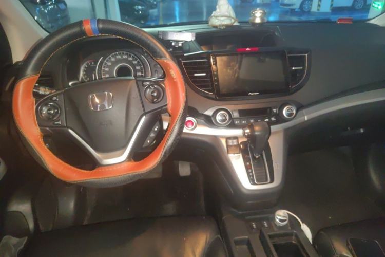 Used Honda CR-V 2013 2.4L two-wheel drive luxury version Center Console