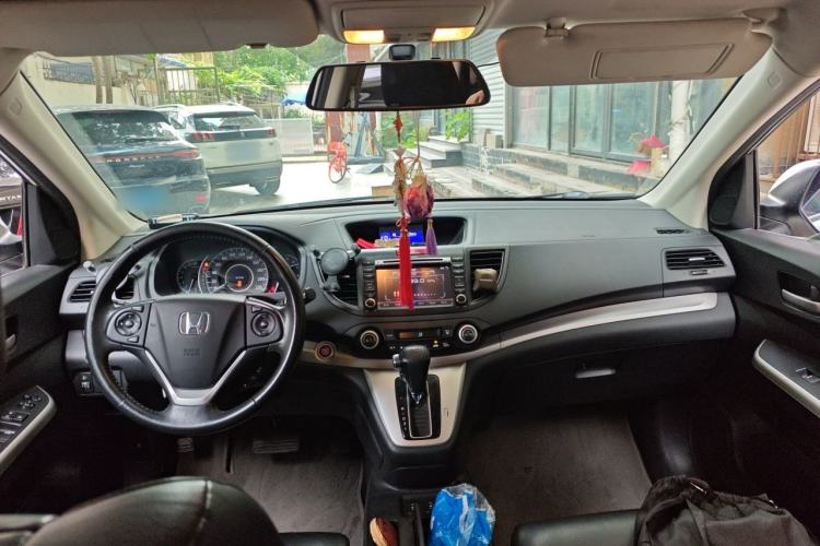 Used Honda CR-V 2013 2.4L two-wheel drive luxury version Center Console