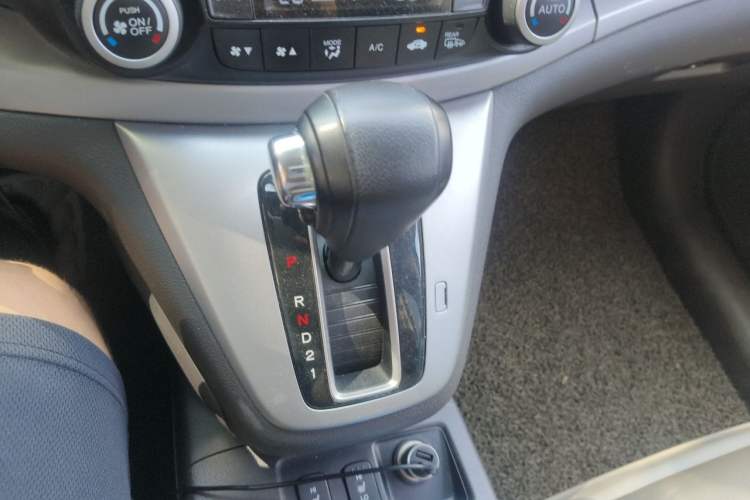 Used Honda CR-V 2013 2.4L four-wheel drive luxury version Gear Lever