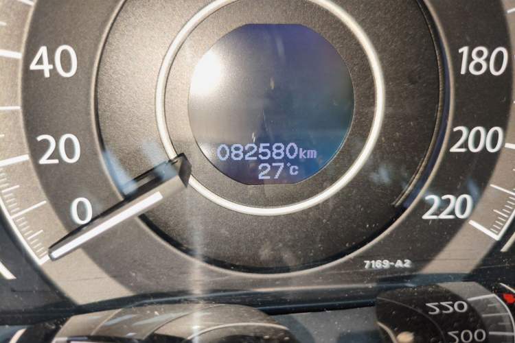 Used Honda CR-V 2013 2.4L two-wheel drive luxury version Odometer Close Up
