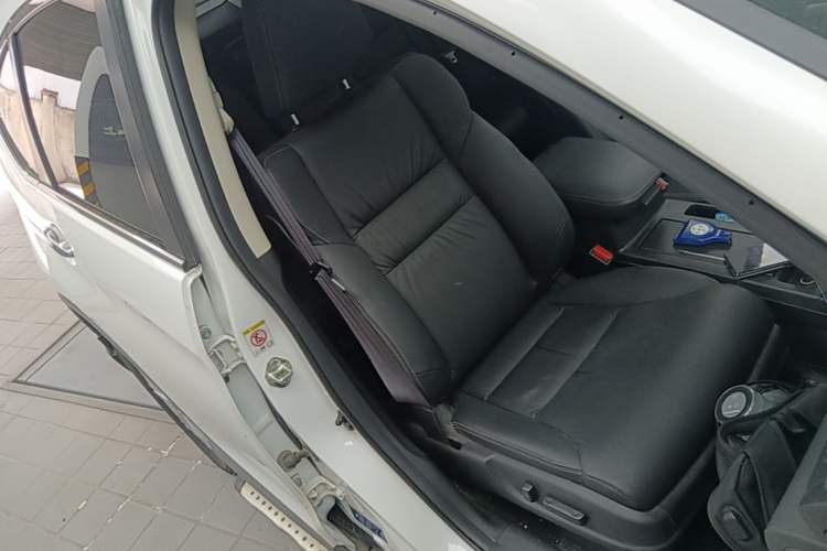 Used Honda CR-V 2013 2.4L two-wheel drive luxury version Right Front Seat