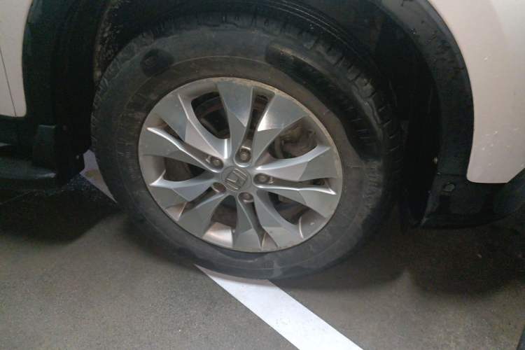 Used Honda CR-V 2013 2.4L four-wheel drive luxury version Right Front Wheel Hub
