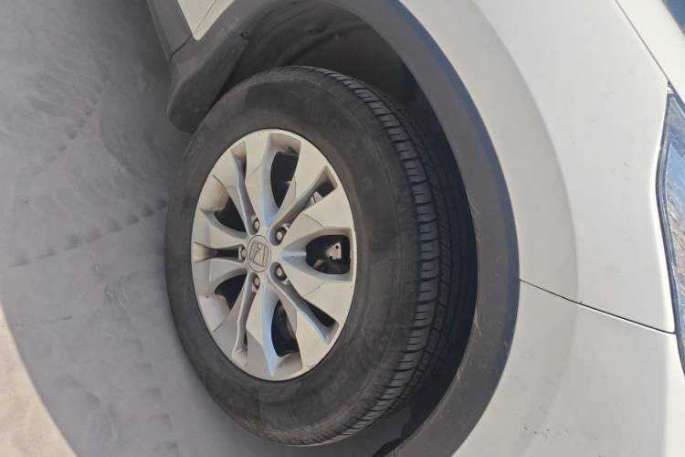 Used Honda CR-V 2013 2.4L four-wheel drive luxury version Right Front Wheel Hub