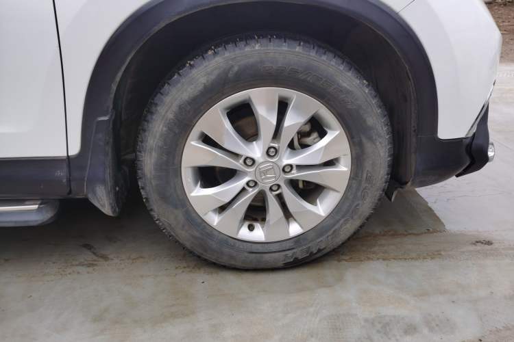 Used Honda CR-V 2013 2.4L four-wheel drive luxury version Right Front Wheel Hub