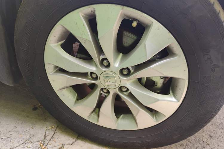 Used Honda CR-V 2013 2.4L two-wheel drive luxury version Right Front Wheel Hub