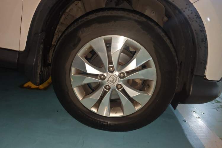 Used Honda CR-V 2013 2.4L four-wheel drive luxury version Right Front Wheel Hub