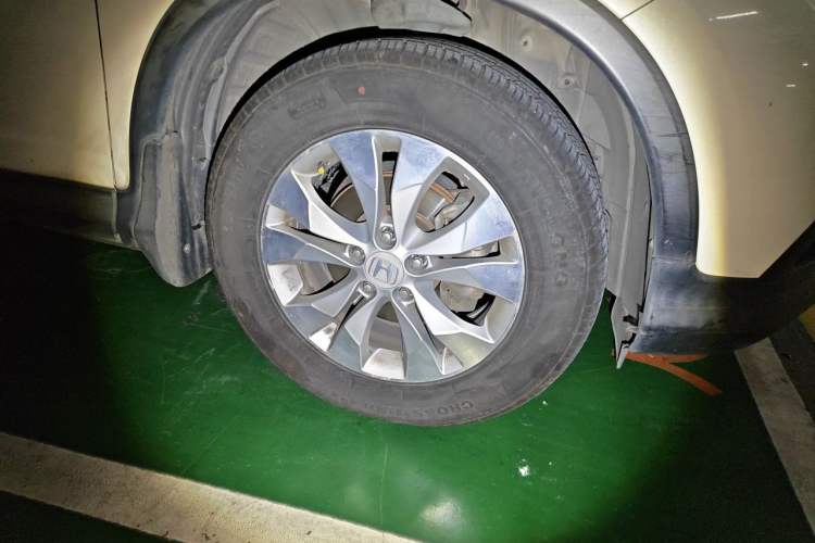Used Honda CR-V 2013 2.4L four-wheel drive luxury version Right Front Wheel Hub