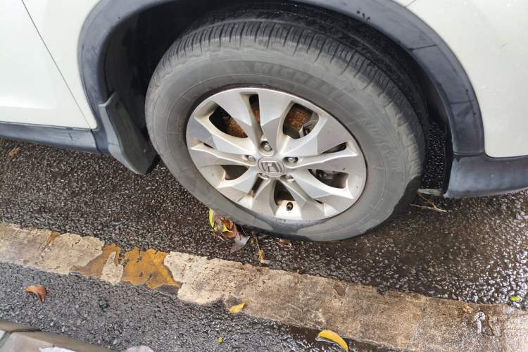 Used Honda CR-V 2013 2.4L two-wheel drive luxury version Right Front Wheel Hub