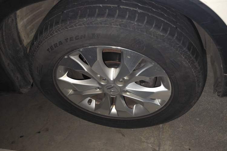 Used Honda CR-V 2013 2.4L four-wheel drive luxury version Right Front Wheel Hub