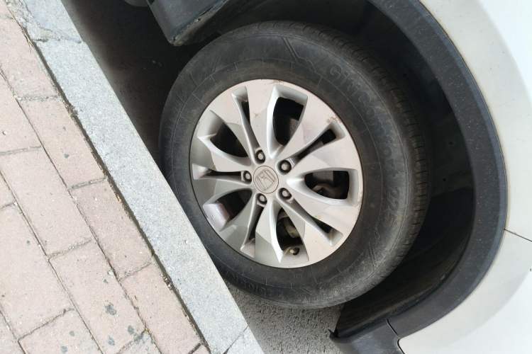 Used Honda CR-V 2013 2.4L two-wheel drive luxury version Right Front Wheel Hub