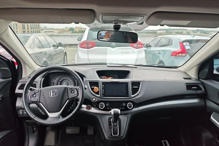Used Honda CR-V 2015 2.4L two-wheel drive luxury version Center Console