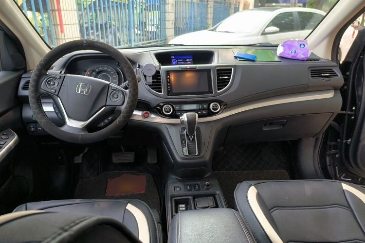 Used Honda CR-V 2015 2.4L two-wheel drive luxury version Center Console