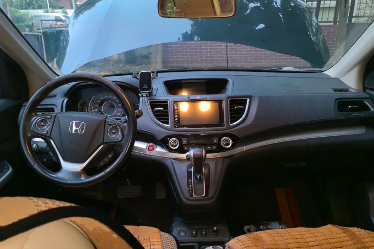 Used Honda CR-V 2015 2.4L two-wheel drive luxury version Center Console