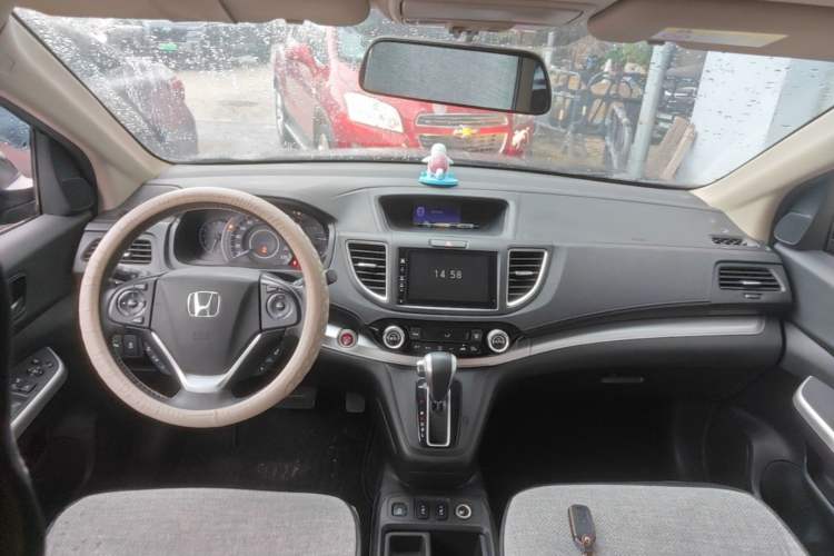 Used Honda CR-V 2015 2.4L two-wheel drive luxury version Center Console