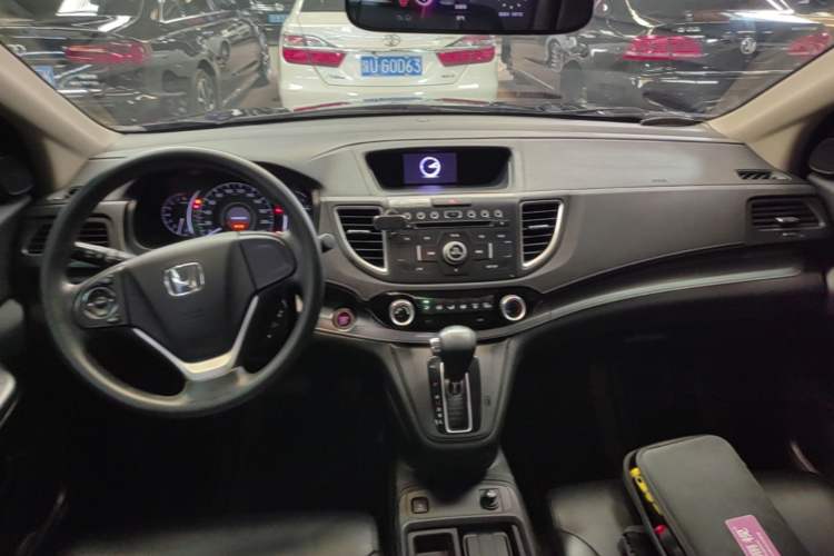 Used Honda CR-V 2015 2.0L two-wheel drive Fashion Edition Center Console