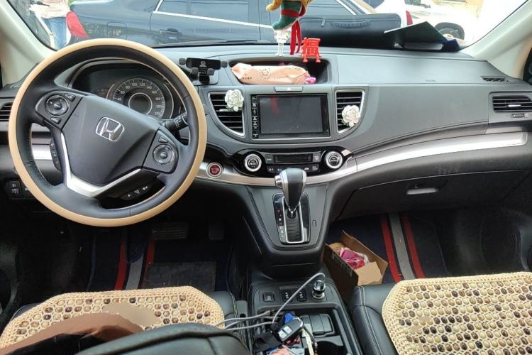 Used Honda CR-V 2015 2.4L two-wheel drive luxury version Center Console