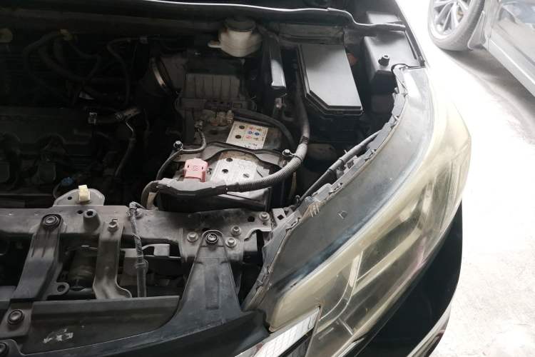 Used Honda CR-V 2015 2.0L two-wheel drive Fashion Edition Engine Bay Left