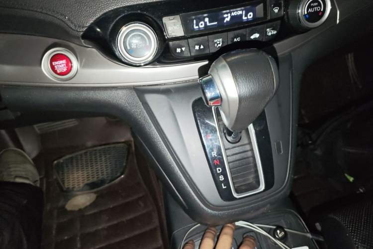 Used Honda CR-V 2015 2.4L four-wheel drive luxury version Gear Lever