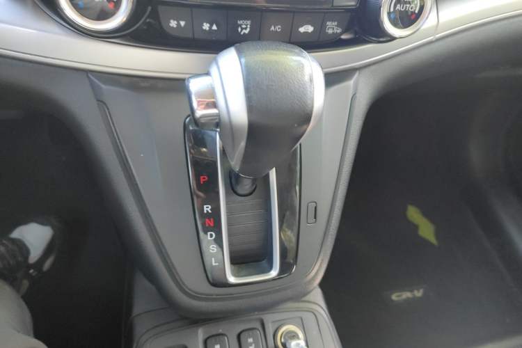 Used Honda CR-V 2015 2.4L four-wheel drive luxury version Gear Lever