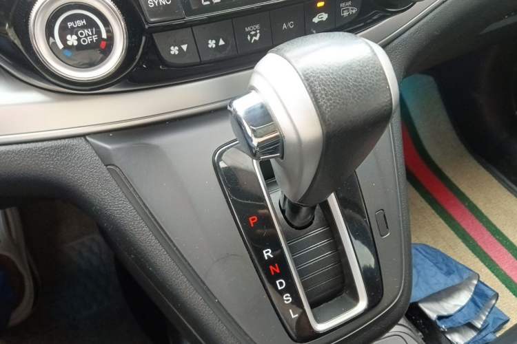 Used Honda CR-V 2015 2.4L four-wheel drive luxury version Gear Lever