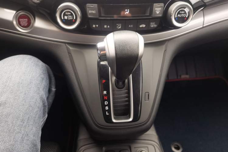 Used Honda CR-V 2015 2.4L four-wheel drive luxury version Gear Lever