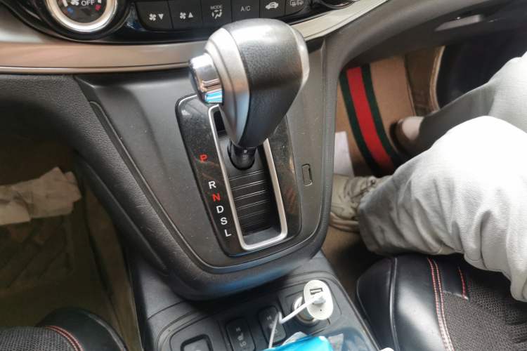 Used Honda CR-V 2015 2.4L four-wheel drive luxury version Gear Lever