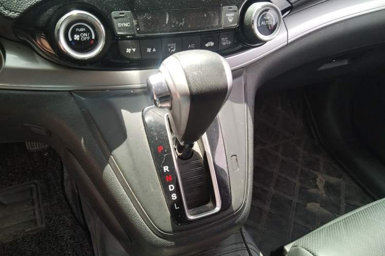 Used Honda CR-V 2015 2.4L four-wheel drive luxury version Gear Lever