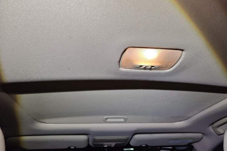 Used Honda CR-V 2015 2.4L two-wheel drive luxury version Headliner