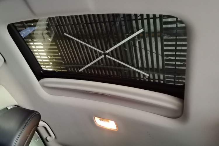 Used Honda CR-V 2015 2.4L two-wheel drive luxury version Headliner