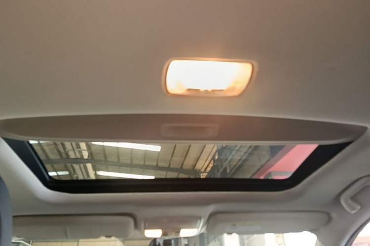 Used Honda CR-V 2015 2.4L two-wheel drive luxury version Headliner