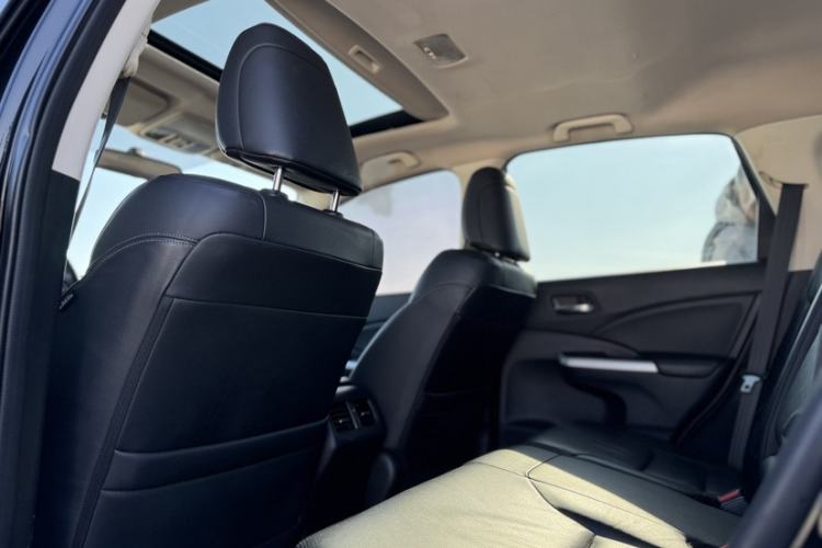 Used Honda CR-V 2015 2.4L four-wheel drive luxury version Interior 2