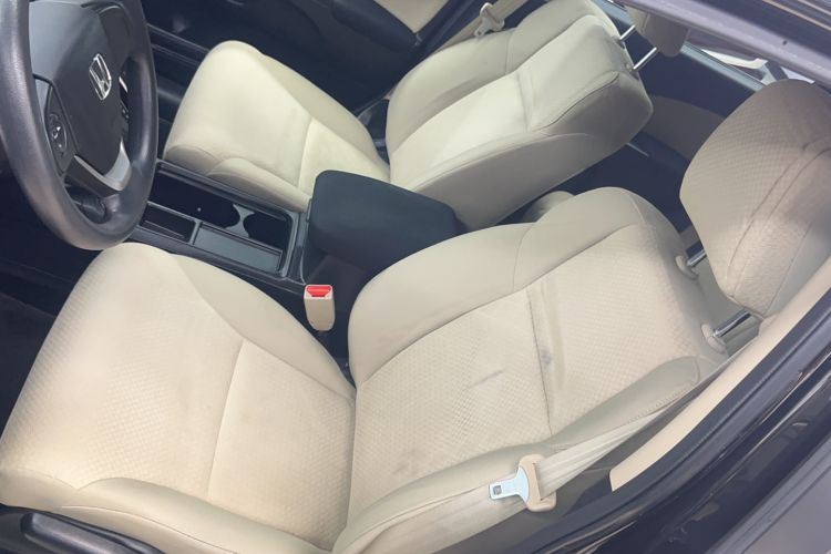 Used Honda CR-V 2015 2.0L two-wheel drive urban version Interior 4
