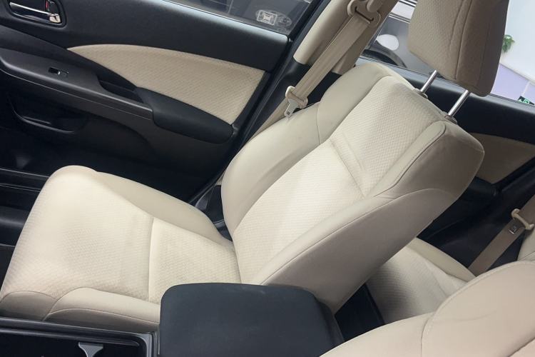 Used Honda CR-V 2015 2.0L two-wheel drive urban version Interior 5
