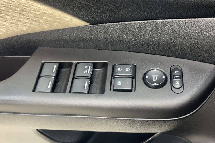Used Honda CR-V 2015 2.0L two-wheel drive urban version Interior 6