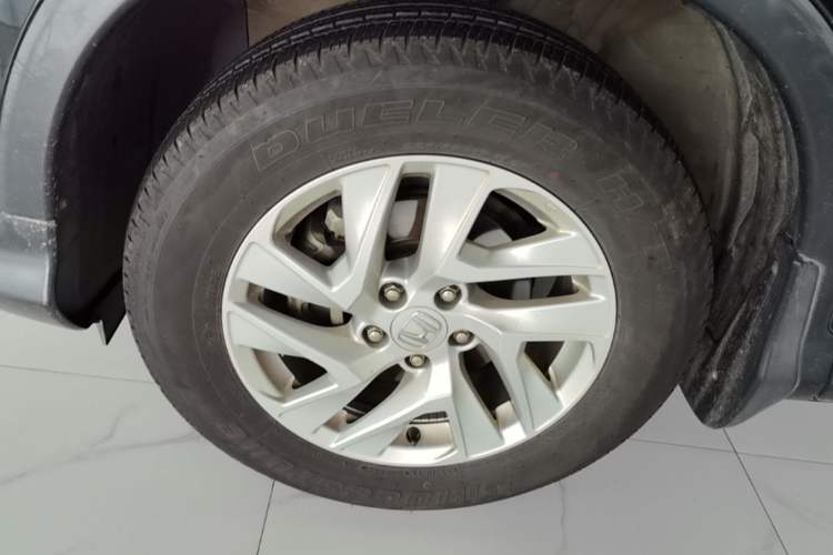 Used Honda CR-V 2015 2.4L two-wheel drive luxury version Left Front Wheel Hub