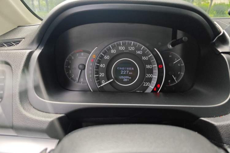 Used Honda CR-V 2015 2.4L two-wheel drive luxury version Odometer Close Up
