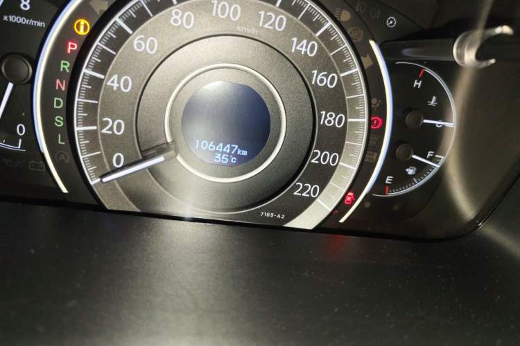 Used Honda CR-V 2015 2.4L two-wheel drive luxury version Odometer Close Up