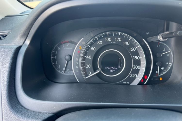 Used Honda CR-V 2015 2.4L four-wheel drive luxury version Odometer Close Up