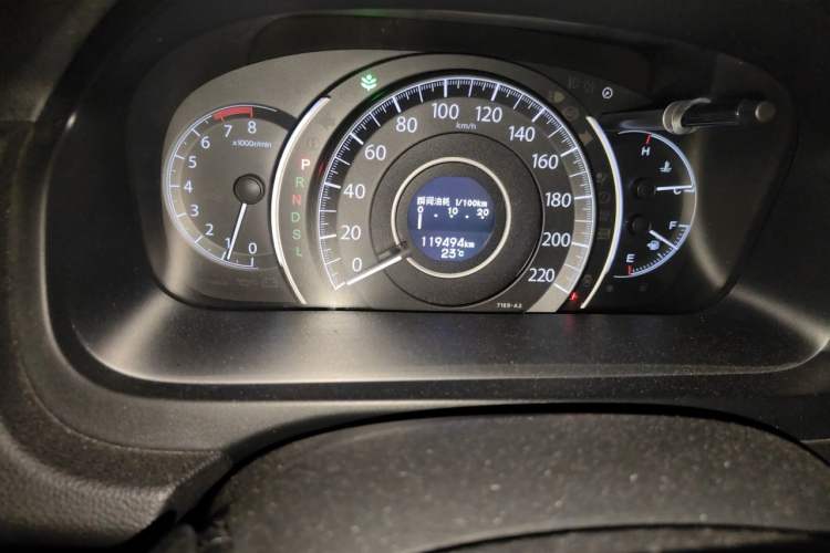 Used Honda CR-V 2015 2.4L two-wheel drive luxury version Odometer Close Up