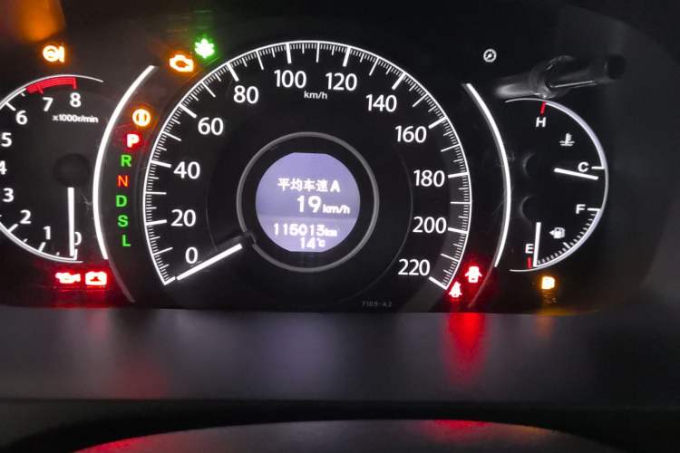 Used Honda CR-V 2015 2.0L two-wheel drive urban version Odometer Close Up