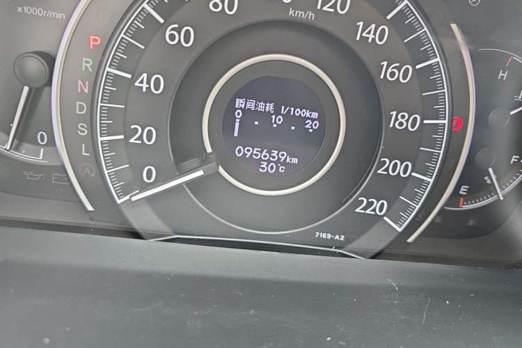 Used Honda CR-V 2015 2.4L two-wheel drive luxury version Odometer Close Up