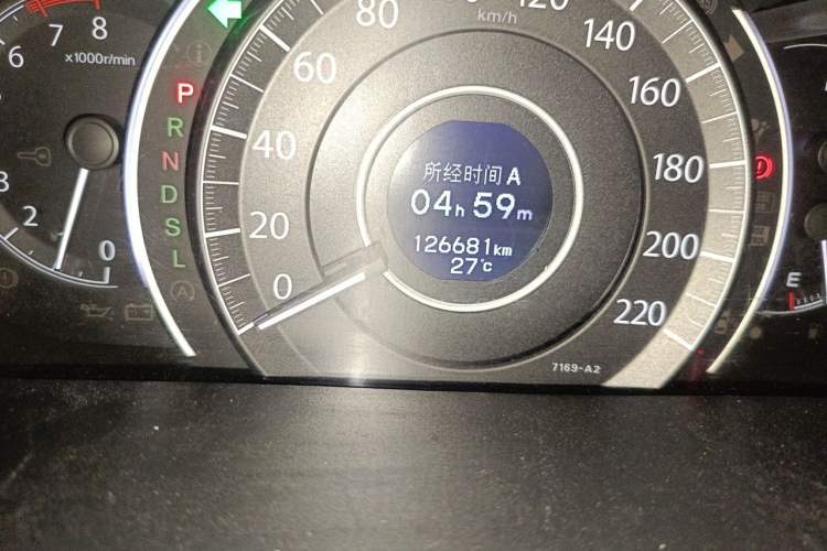 Used Honda CR-V 2015 2.4L two-wheel drive luxury version Odometer Close Up