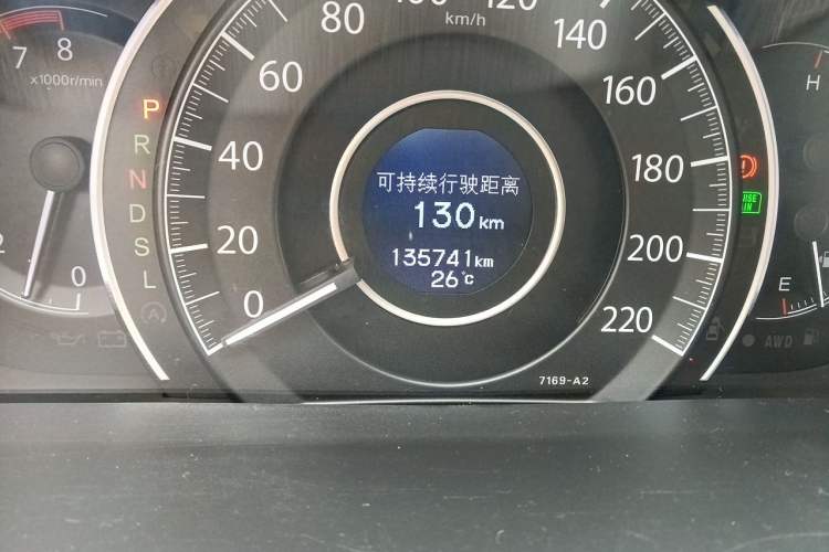 Used Honda CR-V 2015 2.4L four-wheel drive luxury version Odometer Close Up