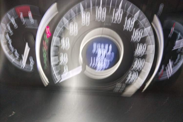 Used Honda CR-V 2015 2.4L two-wheel drive luxury version Odometer Close Up