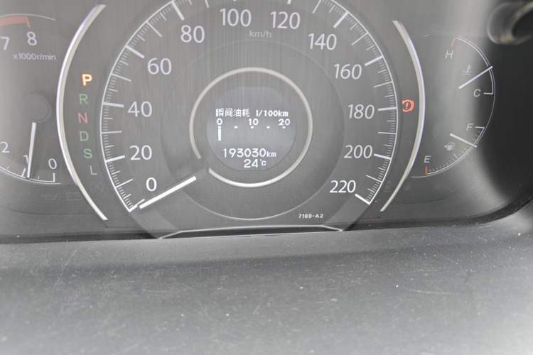 Used Honda CR-V 2015 2.4L two-wheel drive luxury version Odometer Close Up