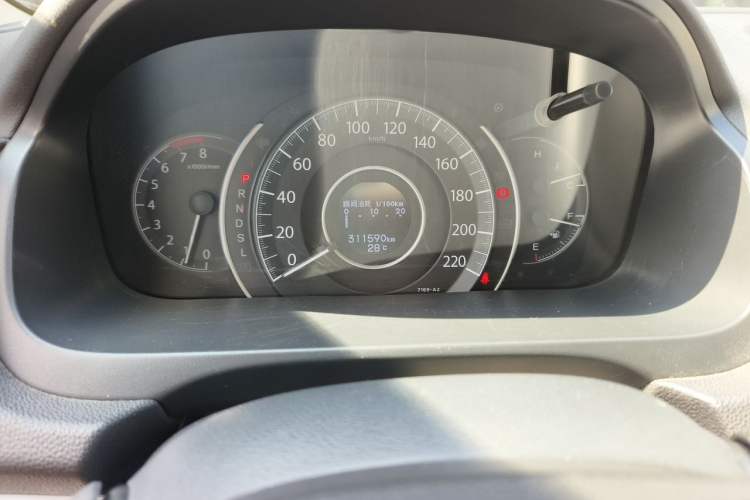 Used Honda CR-V 2015 2.4L two-wheel drive luxury version Odometer Close Up